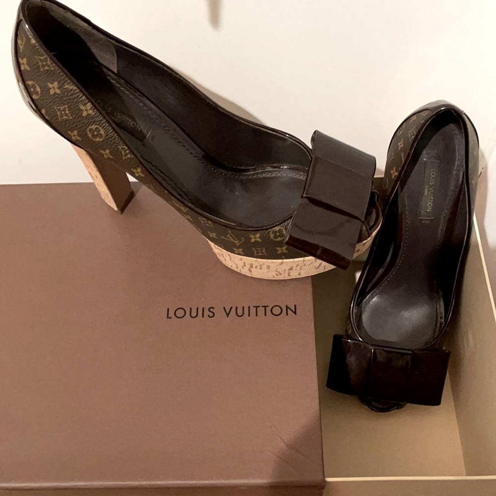 LOUIS VUITTON Brown Rivoli Cork Platform Peep Vernis Bow Pumps